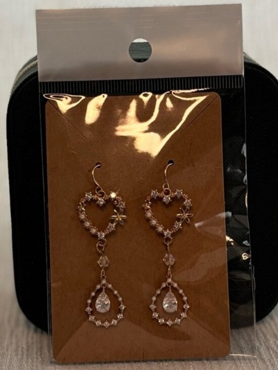 Jewelry - Heart Dangly Earings